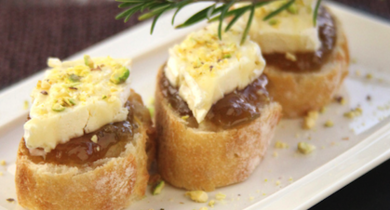 Bouchées de camembert au chutney de rhubarbe