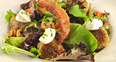 Boudin noir pané sur lit de mesclun aux noix