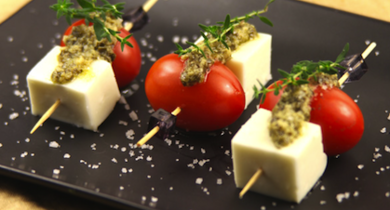 Brochettes de tomates cerise, mozzarella et pistou.