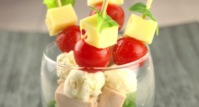 Brochettes d'Emmental, tomates, Mozzarella et poulet