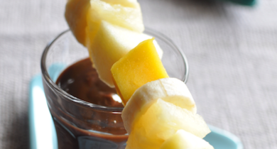 Brochettes de fruits nappés de chocolat
