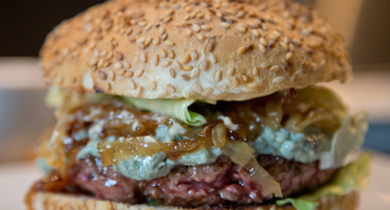Burgers au bleu Pont de la Pierre et oignons caramélisés