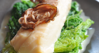 Cabillaud rôti à l'andouille, embeurrée de chou