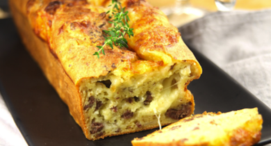 Cake au bœuf haché, aux oignons et à la mozzarella