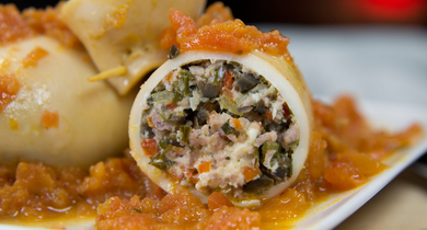 Calamars farcis aux poivrons, olives et Salakis