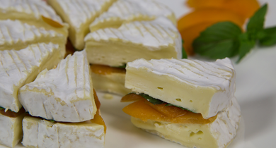 Camembert surprise à l’abricot et basilic