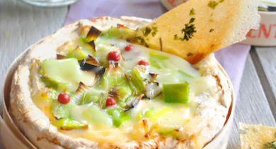 Camembert rôti à la fondue de poireaux, mouillettes de bricks persillées