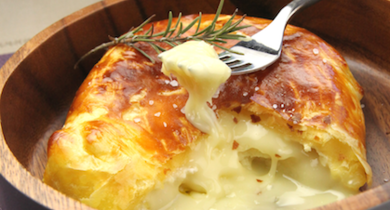 Camembert en croûte et salade de légumes