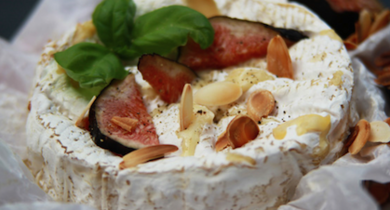 Camembert fondant aux figues et aux pignons
