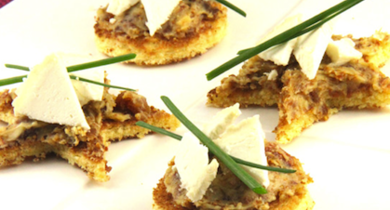 Canapés briochés au beurre de figue et copeaux de chèvre