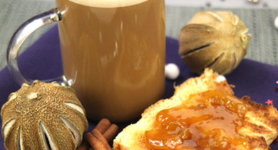 Cappuccino et ses toasts à la confiture de mirabelle et aux épices