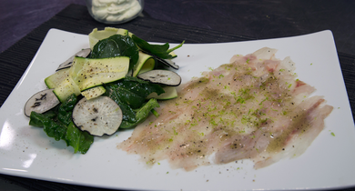 Carpaccio de bar à l'huile vanillée et salade fraîcheur 