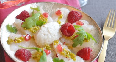 Carpaccio de bar à la grenade et citron vert, mousse ricotta 