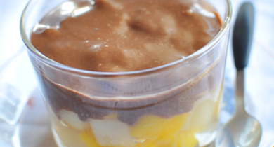 Cocktail de fruits exotiques sous un lit de crème chocolatée