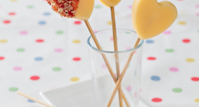 Cœurs d’emmental à la confiture et éclats croustillants 