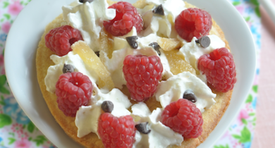 Coeurs croustillants aux framboises et crème fouettée au gingembre