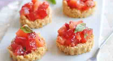 Amuse-bouches au caviar de tomates et fraises