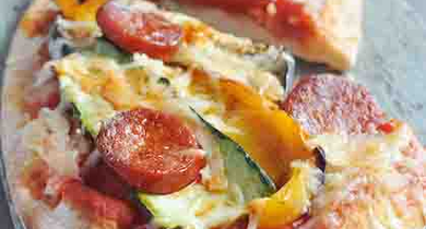 Pizza aux légumes grillés et chorizo