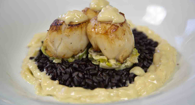 Saint-jacques beurre blanc, fondue de poireaux et riz noir