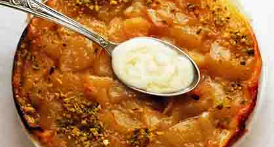 Tatin de poires aux pistaches concassées, crème fouettée au sirop d'érable 