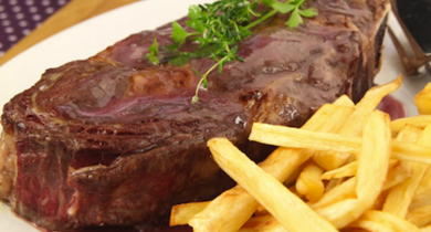 Côte de boeuf, sauce écarlate et frites de panais au beurre clarifié