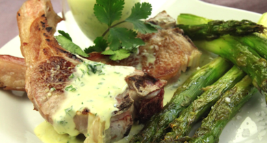 Côtelettes d'agneau, crème aux herbes et asperges rôties