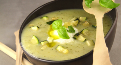 Crème glacée de courgettes, caillé de brebis au basilic