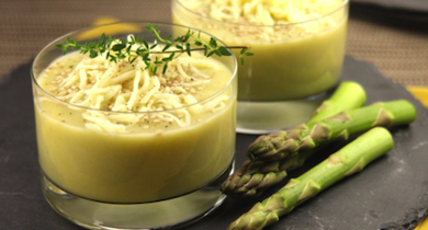 Creme D'asperges Vertes Au Sesame Julienne De Mozzarella