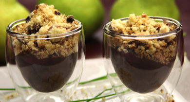 Crumble chocolat, poires et noisettes