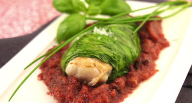 Escalopine de volaille en habit vert, sauce champignons au beurre de betterave