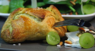Feuilletés au camembert et salade de pousses d’épinard