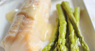 Filets de cabillaud, asperges vertes et sauce hollandaise