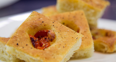 Focaccia au fromage de chèvre et tomates