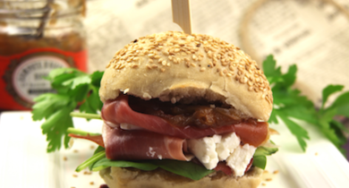 Hamburger jambon cru, fromage Salakis et confit d’oignon