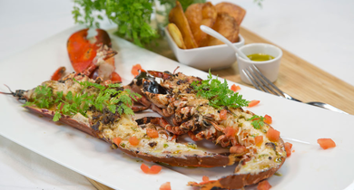 Homard grillé, sauce vierge et chips à l'ail