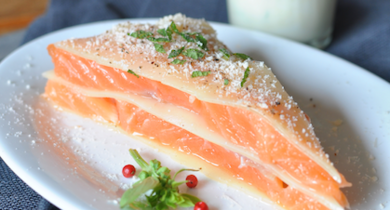 Mille-feuilles de saumon, sauce aigrelette