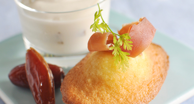 Madeleines au thé, jambon cru, sauce yaourt aux dattes