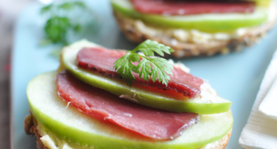 Toasts de magret de canard fumé, pomme verte et sa touche de miel