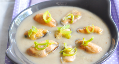 Marinière de moules à la crème de chou-fleur, julienne de poireaux frits