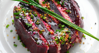 Millefeuille de betterave rouge, rillettes de thon à la crème