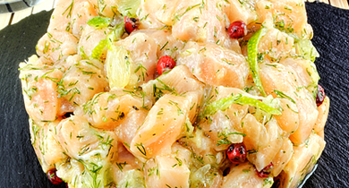 Tartare de saumon frais au gingembre, citron vert et aneth