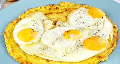 Oeufs au plat sur galette de pommes de terre