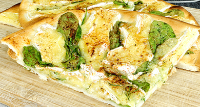 Pizza au Camembert et pousses d'épinard