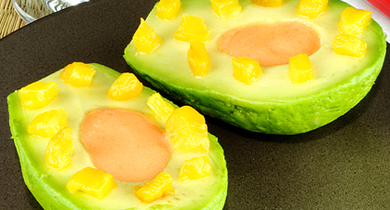 Avocats sauce mousseuse au poivron