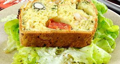 Cake au poulet, tomates cerises et noisettes