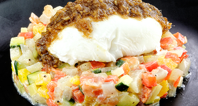 Oeuf poché, tartare de légumes et sauce Bagna Caouda