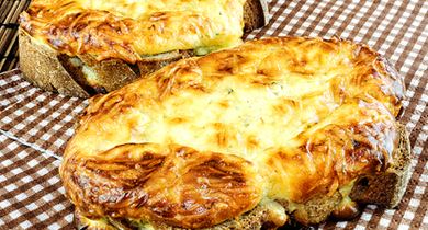 Tartines de fromage à l'ail et aux fines herbes
