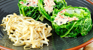 Chou vert au coeur de crabe, salade de soja frais