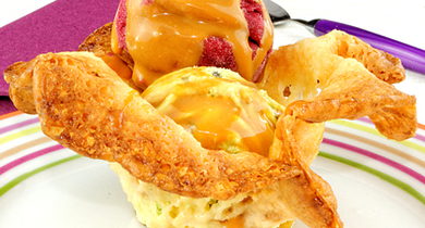 Tulipe gourmande de glaces avec sa sauce caramel au beurre salé