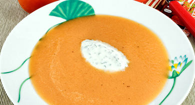 Gaspacho de tomates, yaourt aux herbes